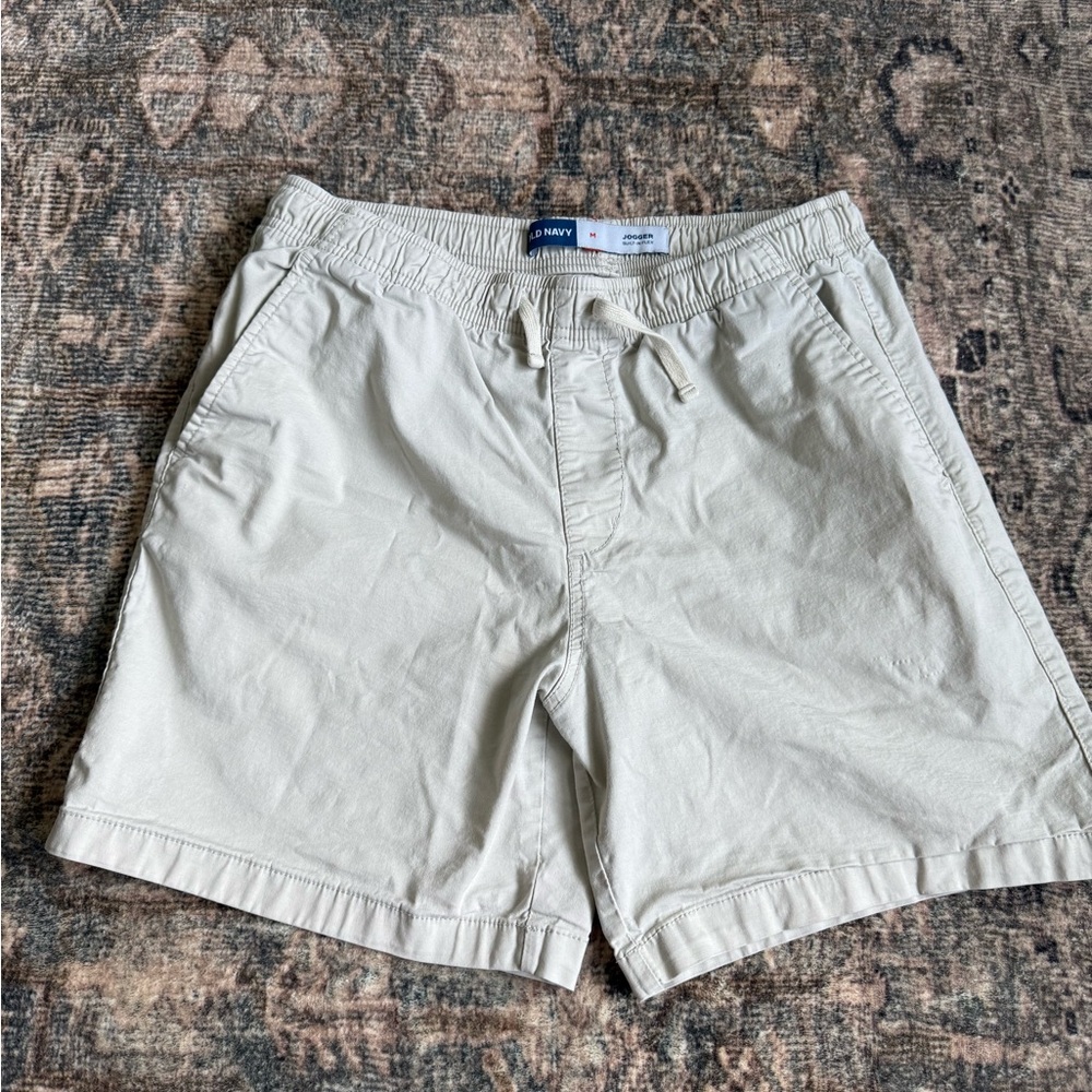 Men’s khaki pull on shorts